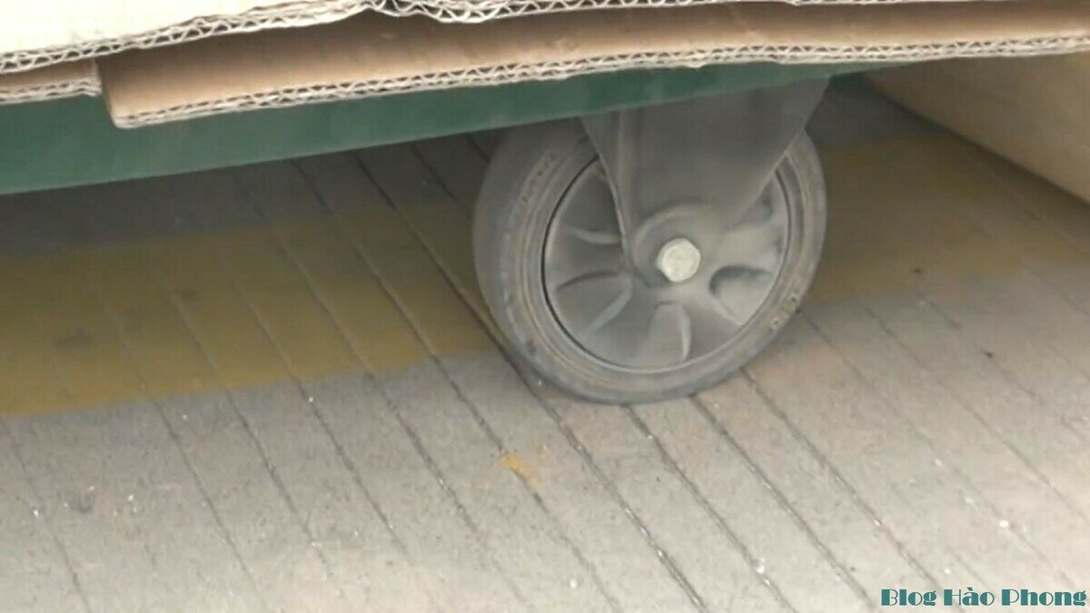 Bánh xe 03 Series lốp cao su dẻo (Elastic rubber) trên mặt nền bê tông có rãnh nhỏ