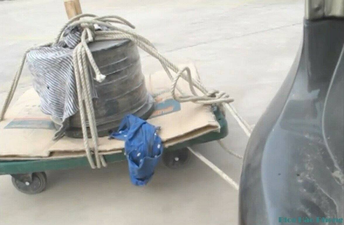 Mặt sàn nhựa của xe đẩy bị võng (do tải 300 kg đè vào giữa thân xe)