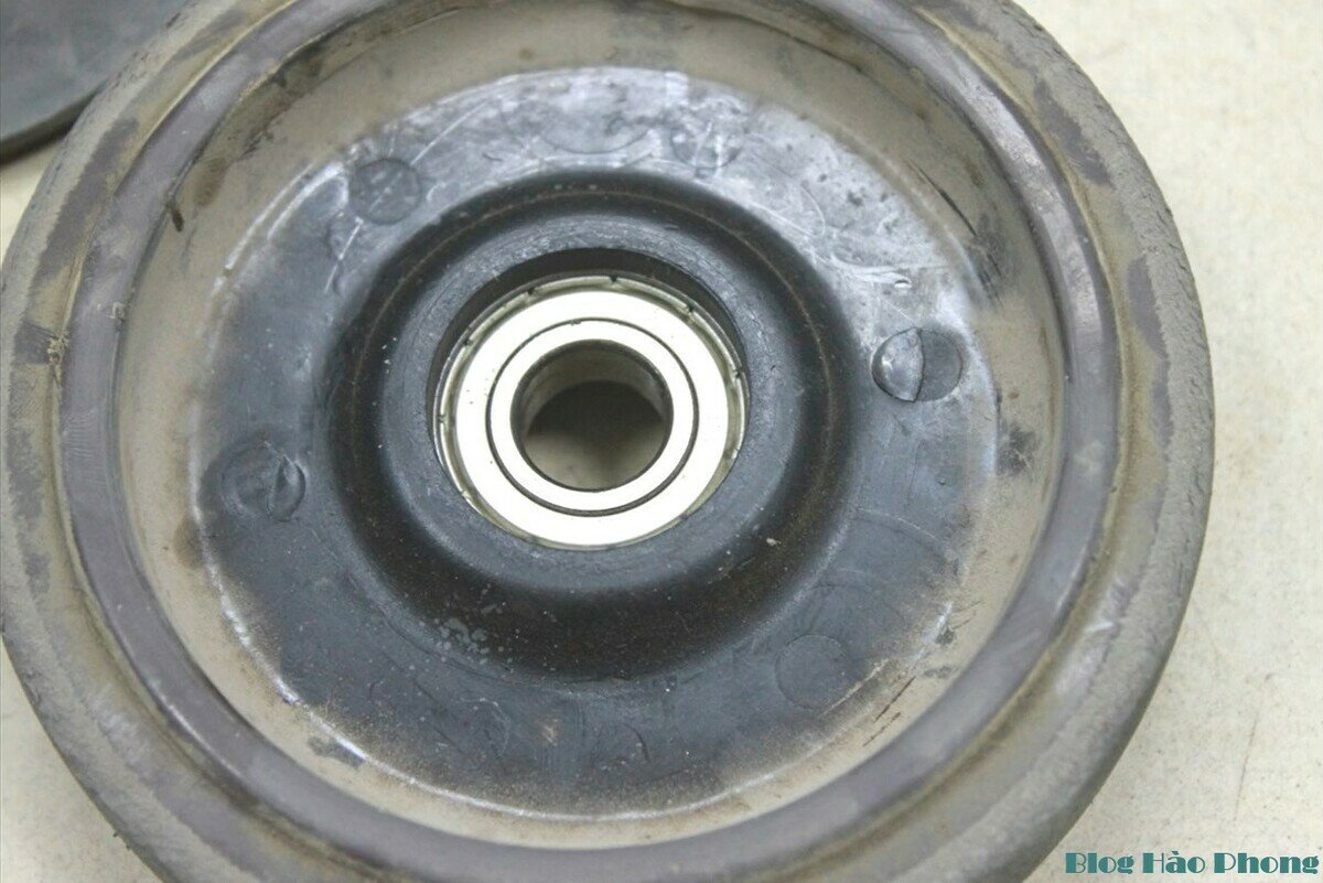 Lốp cao su của bánh xe không bị bong, bi vòng ở tâm vẫn còn tốt